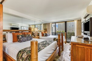 Caja de seguridad en la habitación y escritorio 