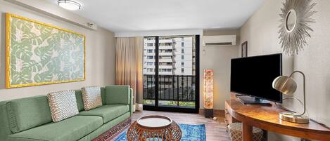 VÀrdeförvaringsskÄp pÄ rummet, skrivbord och arbetsyta för laptop