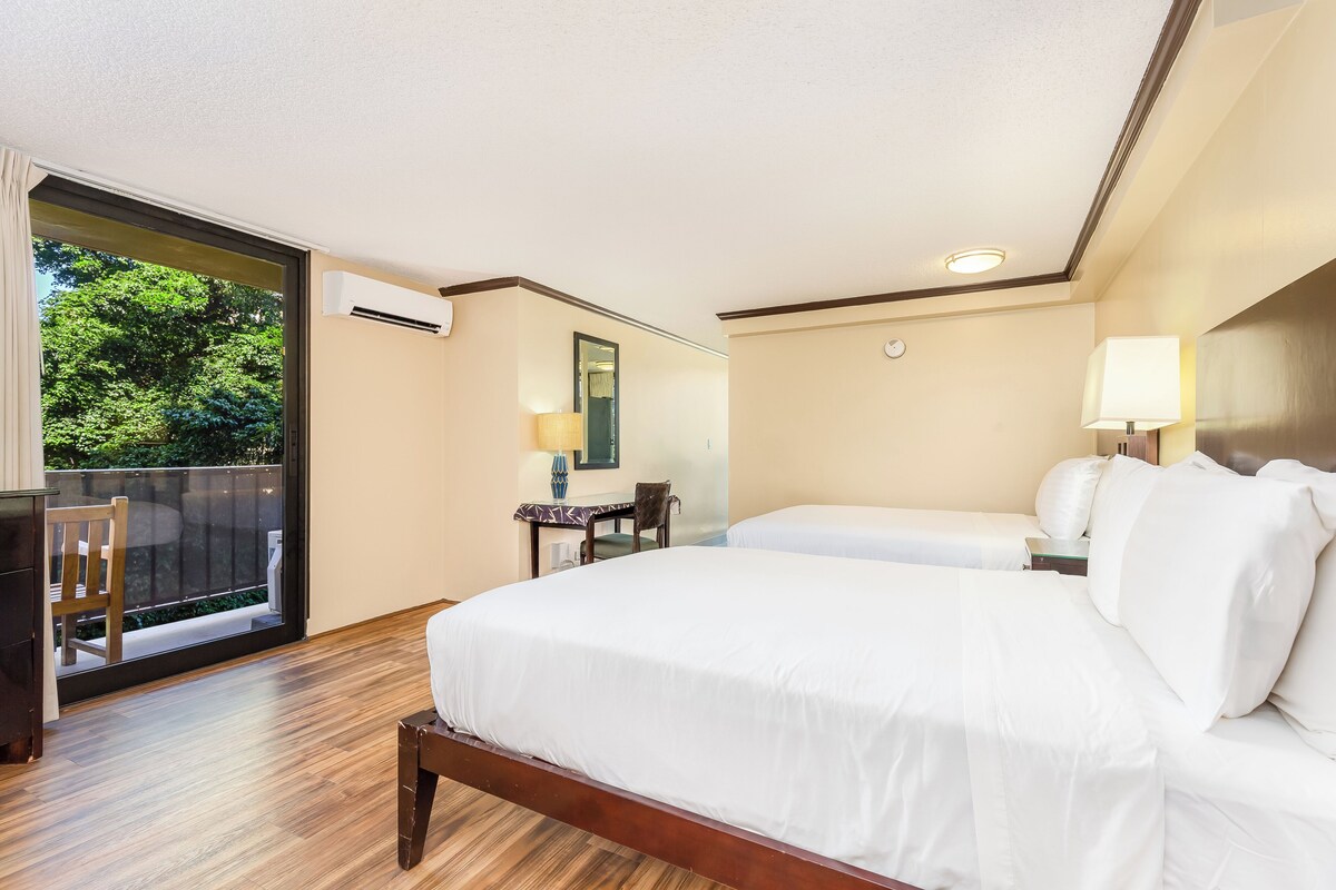 Studio Pool/City View Deluxe Full Kitchen | Brankas, meja kerja, ruang kerja ramah laptop, dan tirai kedap cahaya
