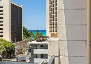 Studio, coin cuisine, vue ville | Vue depuis le balcon