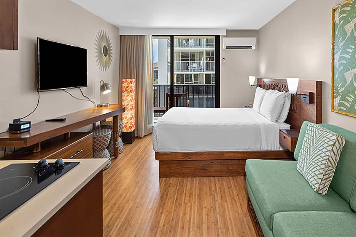 Estudio, cocina básica, vistas a la ciudad | 1 dormitorio, caja fuerte, escritorio