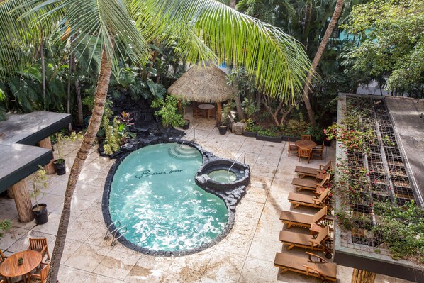 Piscine extérieure, parasols, chaises longues