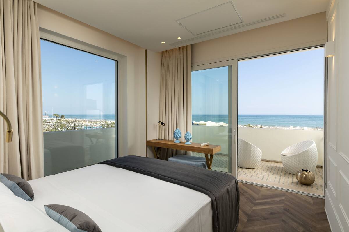 luxury suite | 1 bedroom, minibar, in-room safe, desk