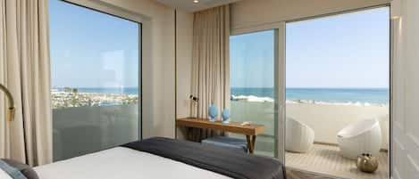 Minibar, coffres-forts dans les chambres, bureau