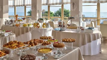 Café da manhã com buffet grátis todos os dias