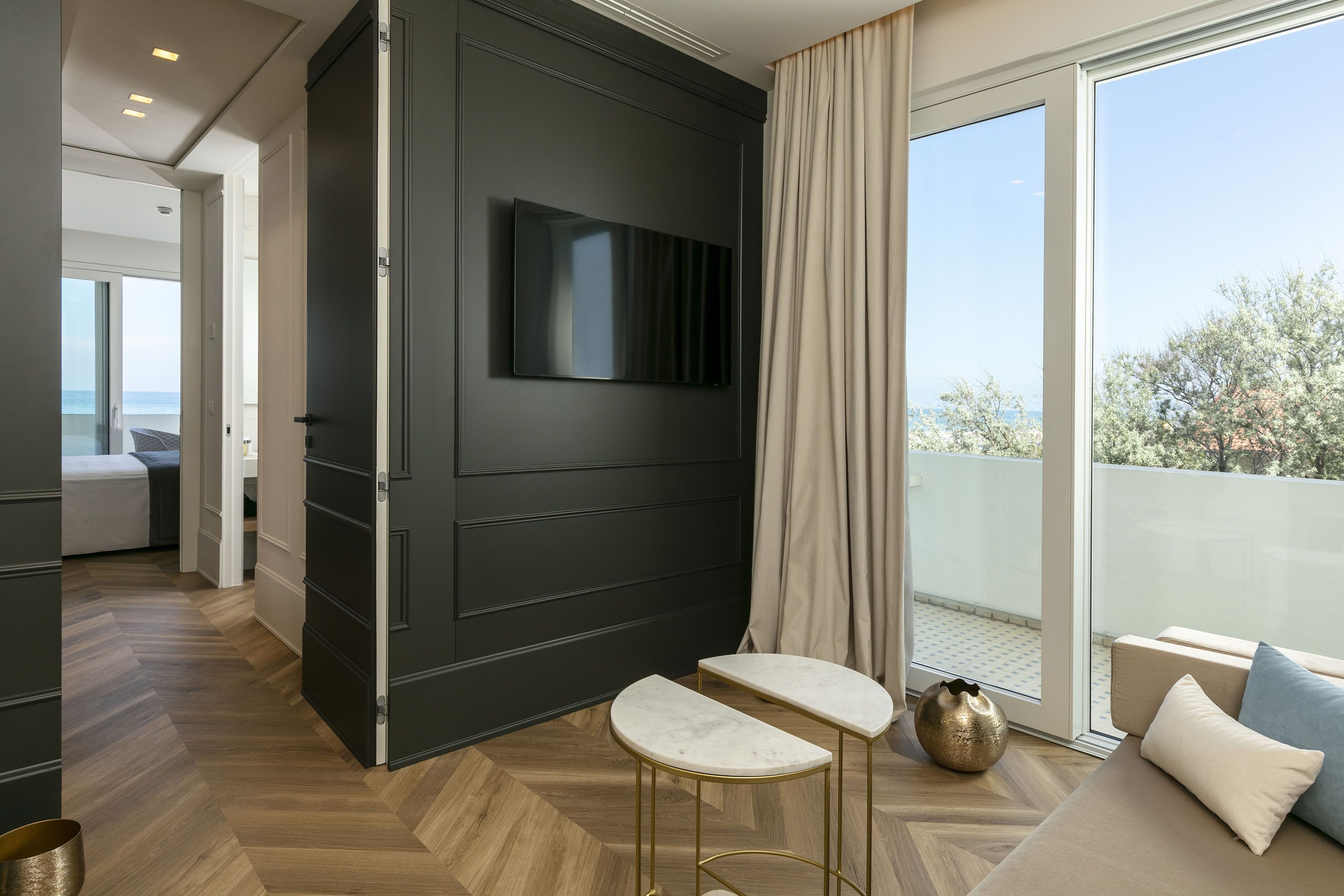 luxury suite | 1 bedroom, minibar, in-room safe, desk