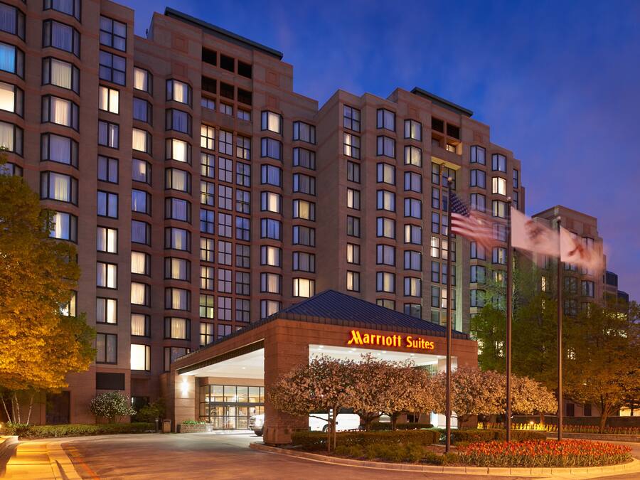 Fachada de la propiedad por la tarde o noche