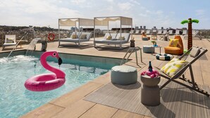 Una piscina al aire libre de temporada, sillones reclinables de piscina