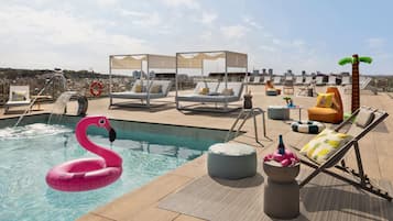 Piscine extérieure (ouverte en saison), chaises longues