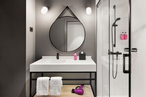 Shower, free toiletries, hair dryer, towels - Moxy Barcelona (Barcelona)