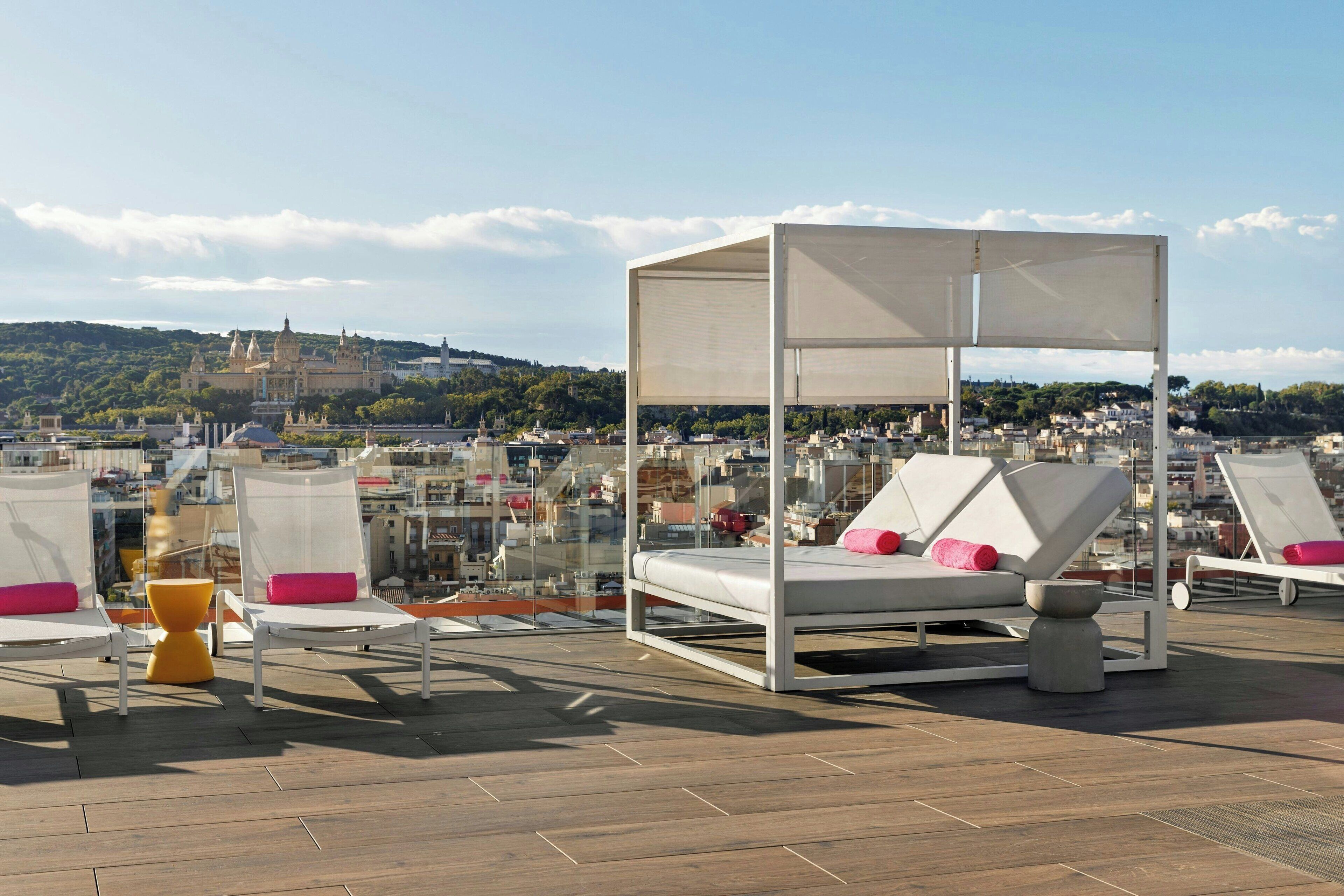 Kolam renang outdoor musiman, dengan kursi berjemur