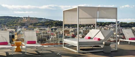 Piscine extérieure en saison, chaises longues