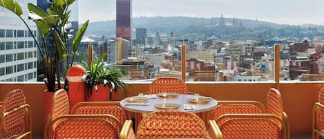 2 restauranter, lunsj og middag serveres, middelhavsretter