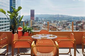 2 restaurants; lunch and dinner served  - Moxy Barcelona (Barcelona)