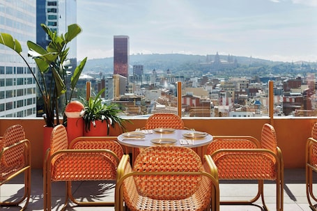 2 restaurants; lunch and dinner served . Moxy Barcelona