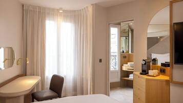 Prestige Room - Eiffel Tower view | 高級寢具、房內夾萬、書桌、手提電腦工作空間