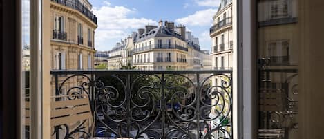 Prestige Room with balcony | Premium bedding, in-room safe, desk, laptop workspace