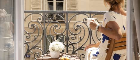 Kamar Double Superior | Seprai premium, brankas, meja kerja, dan ruang kerja ramah laptop