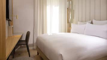 高級寢具、房內夾萬、書桌、手提電腦工作空間