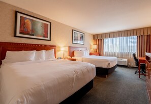 Kahden hengen comfort-huone, 2 keskisuurta parisänkyä | Ylelliset vuodevaatteet, pimennysverhot, silitysrauta/-lauta