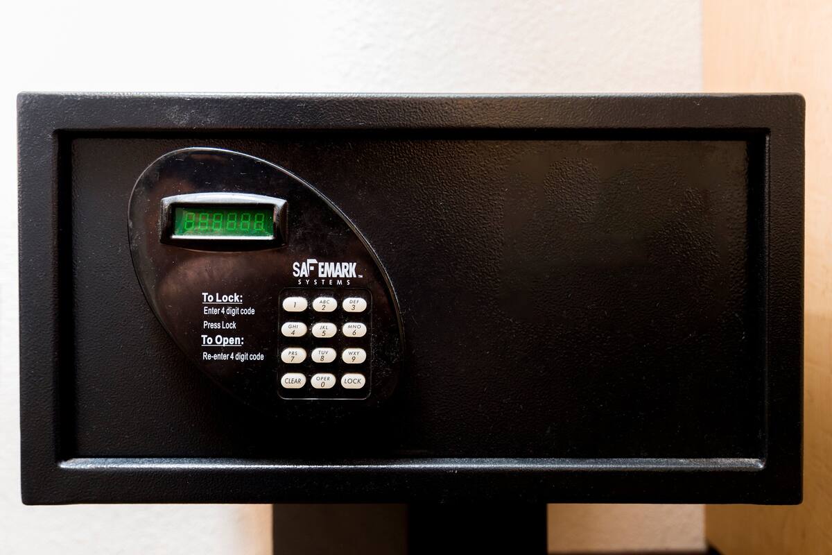 Un clavier électronique noir, doté d’un écran numérique et d’instructions pour verrouiller et déverrouiller une porte.