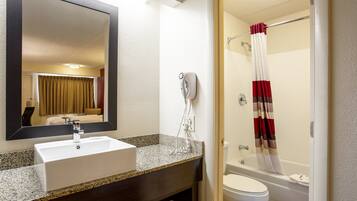 Combined shower/tub, free toiletries, towels