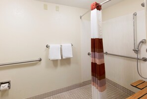 Bathroom - Red Roof Inn PLUS+ Pittsburgh South - Airport (Pittsburgh)