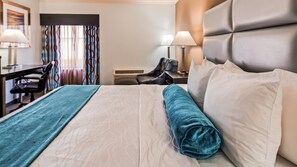 Quarto standard, 1 cama King, para não fumantes, geladeira e micro-ondas | Roupas de cama premium, escrivaninha, espaço de trabalho para notebook