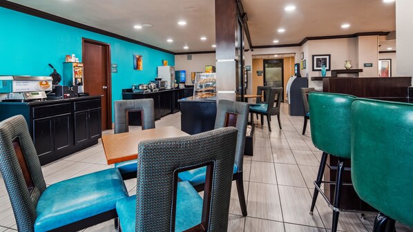 Café da manhã com buffet grátis todos os dias