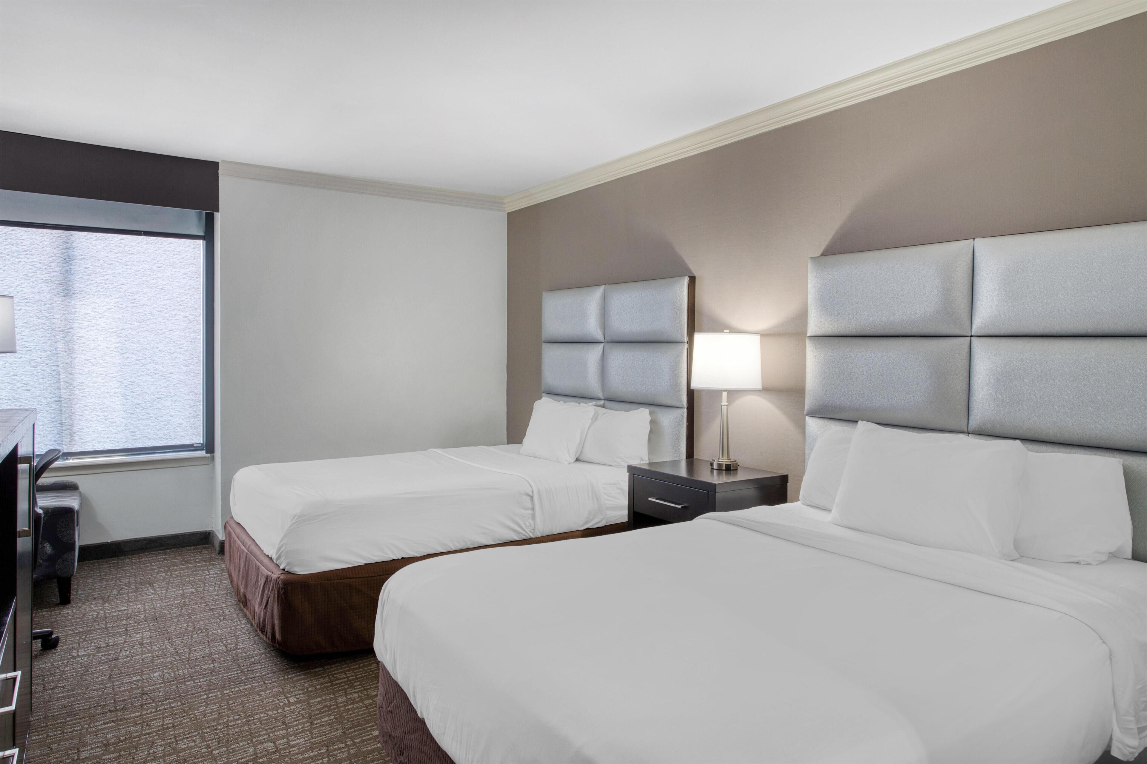 Habitación estándar, 2 camas matrimoniales, para no fumadores, refrigerador y microondas | Ropa de cama de alta calidad y escritorio 