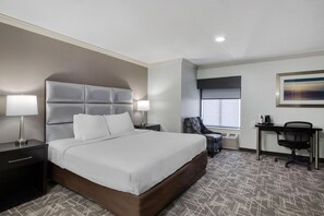 Roupas de cama premium, escrivaninha, espaço de trabalho para notebook