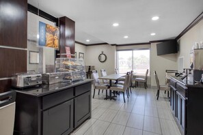 Café da manhã com buffet grátis todos os dias