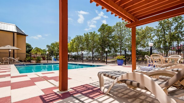 Seasonal outdoor pool, pool umbrellas, sun loungers