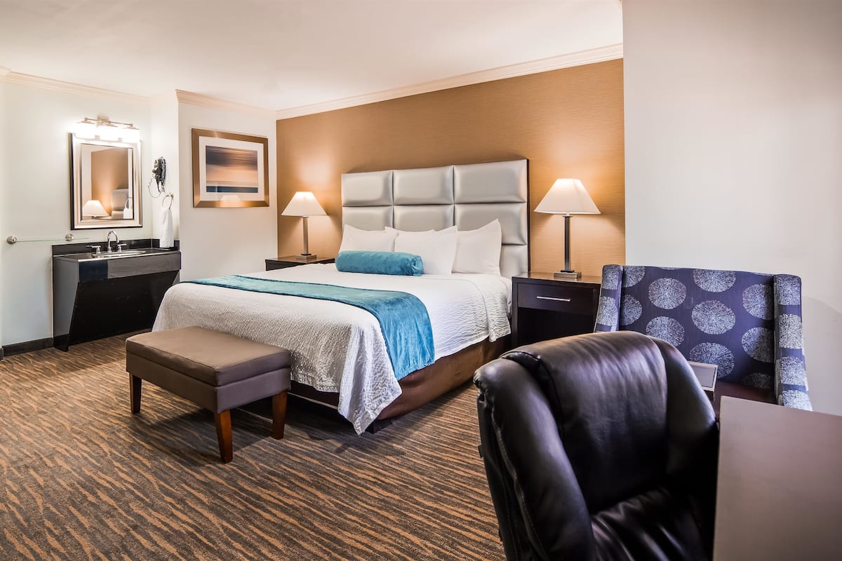 Suite, 1 King Bed, Accessible, Non Smoking