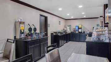 Café da manhã com buffet grátis todos os dias