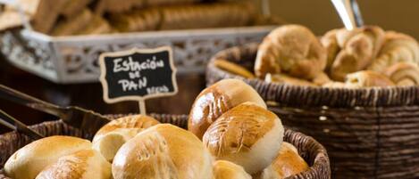 Cestas de pan y pasteles, con un letrero que dice 'Estofado de Pan'.