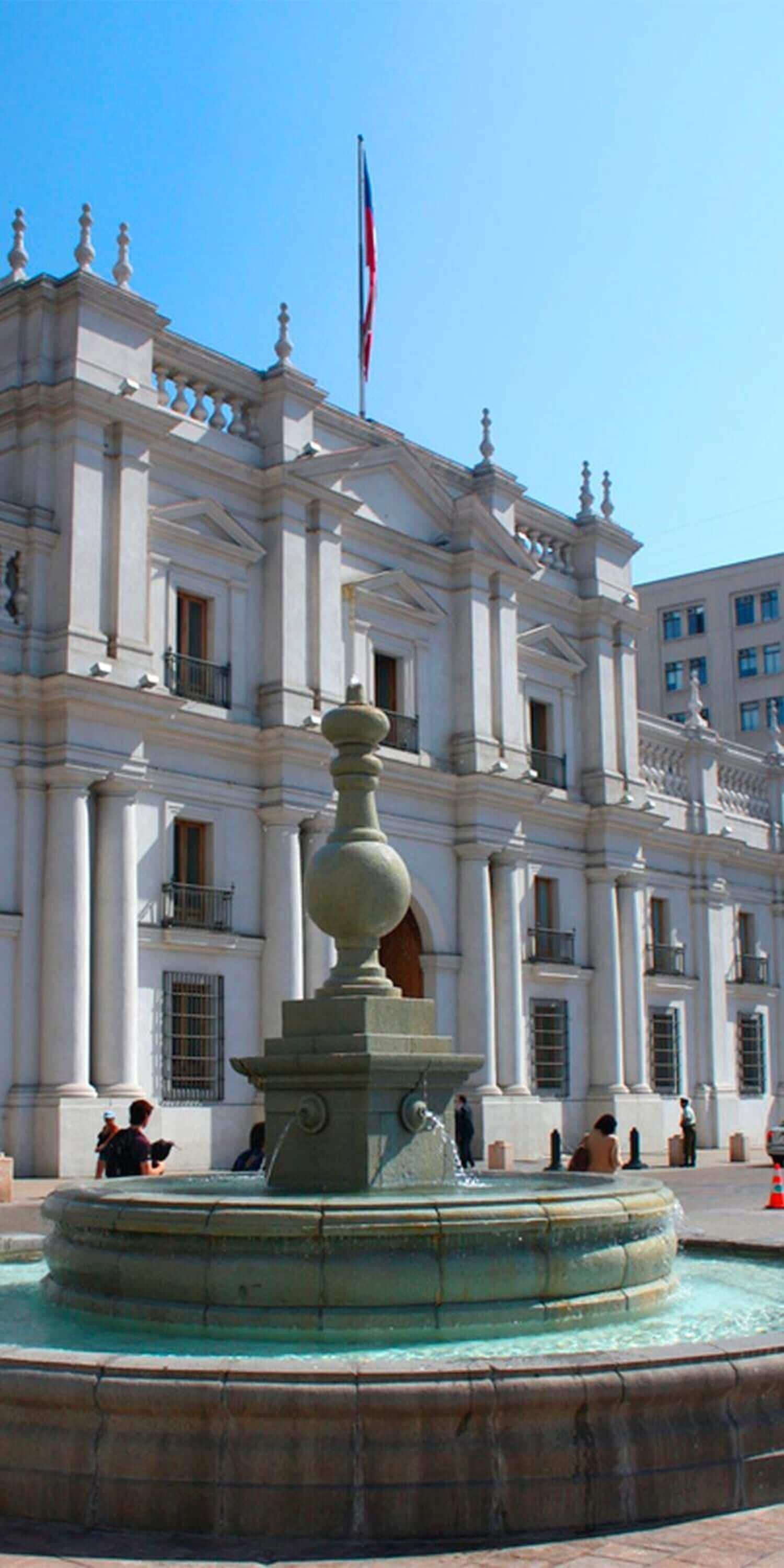 Un bâtiment de style classique avec une fontaine centrale.