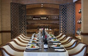 2 restaurants; breakfast, lunch and dinner served  - Almacruz Hotel y Centro de Convenciones (Santiago)