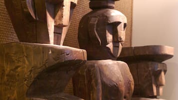 Una escultura de madera con figuras humanas abstractas.