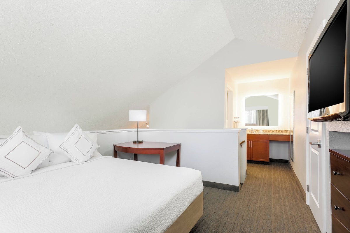 Penthouse, 2 Bedrooms | Desk, laptop workspace, iron/ironing board, bed sheets