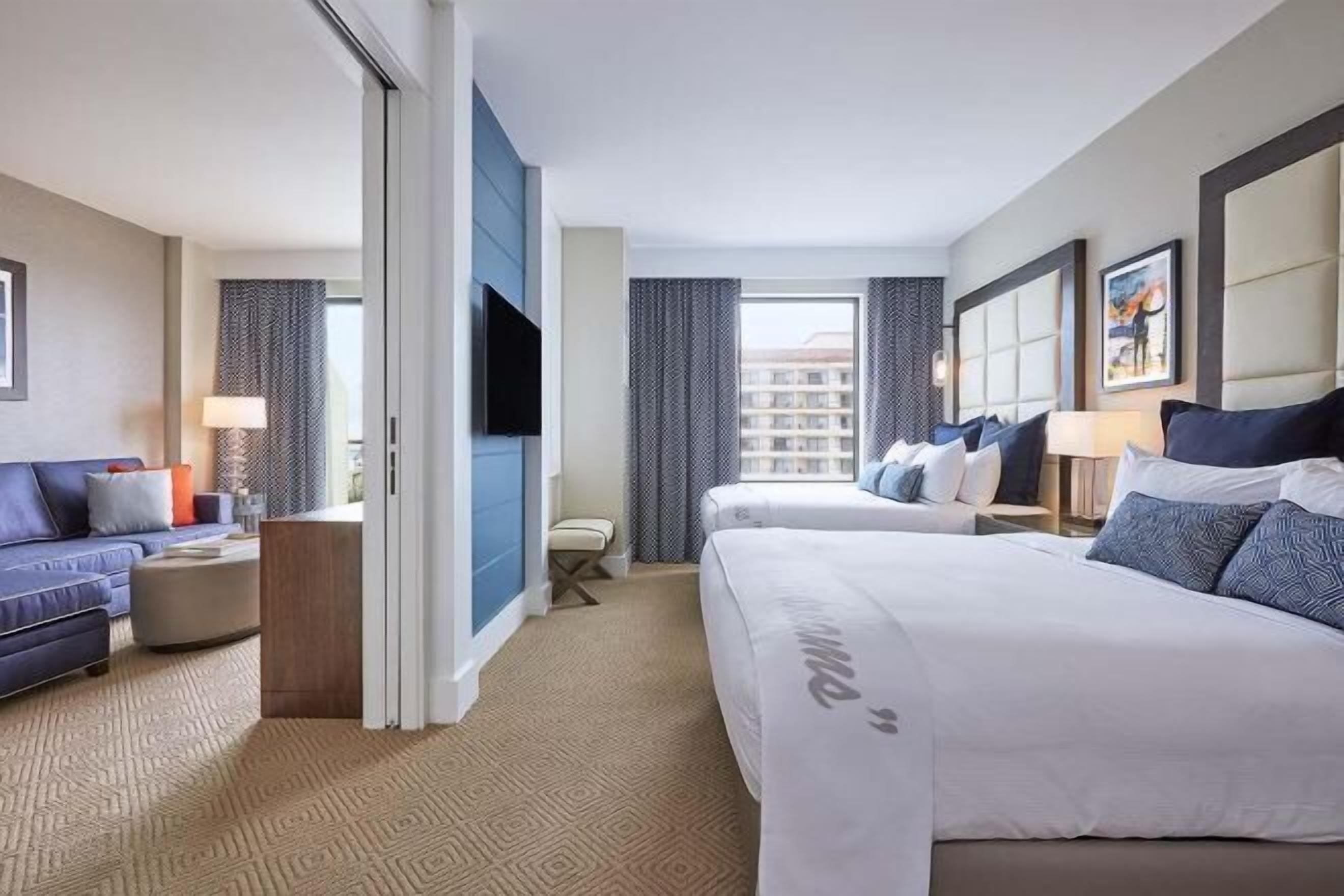 Sengetøy av topp kvalitet, senger med overmadrass og safe på rommet