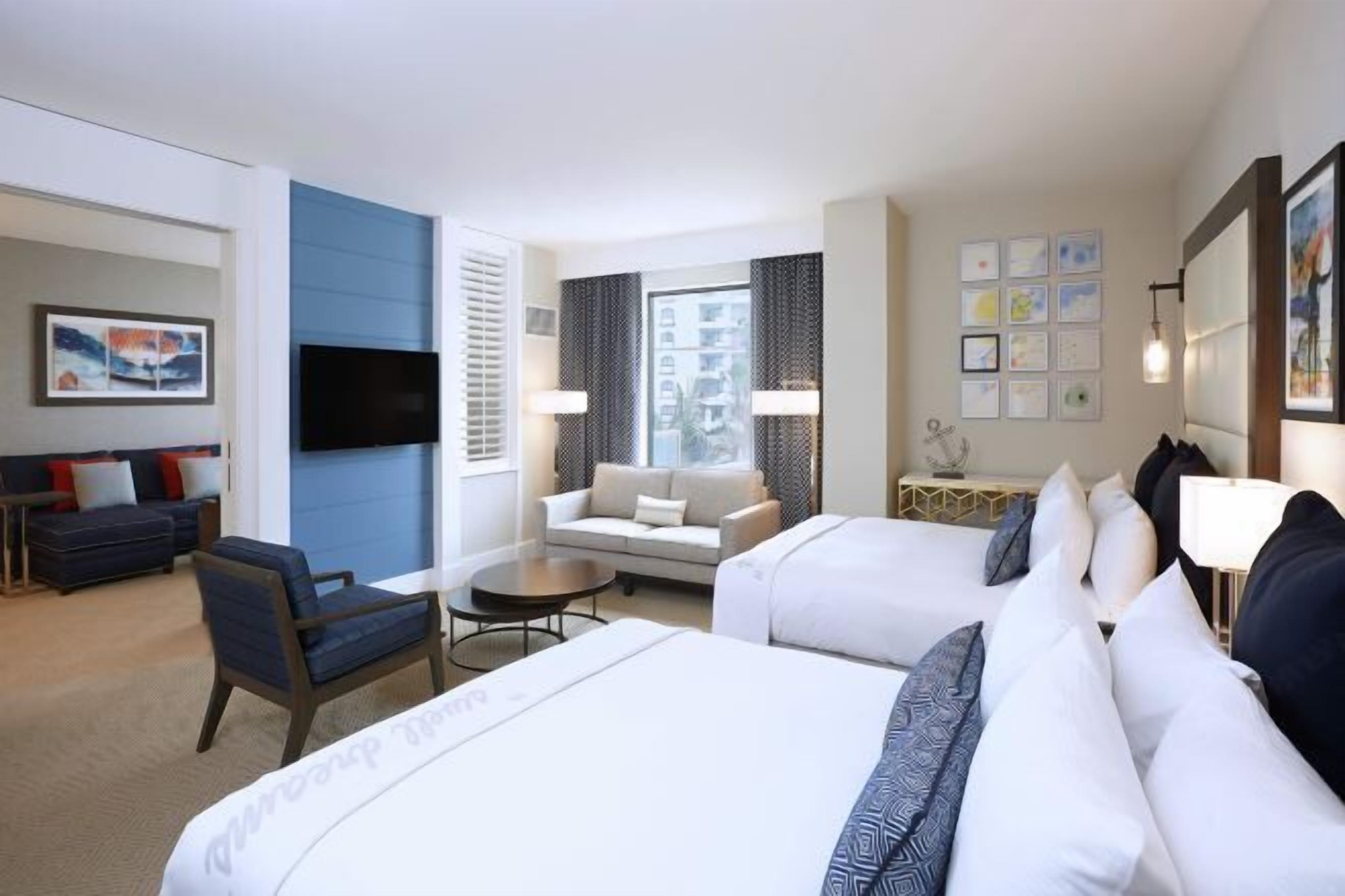 Sengetøy av topp kvalitet, senger med overmadrass og safe på rommet