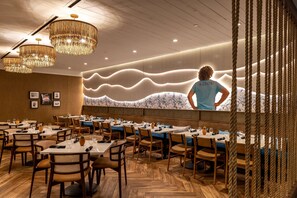 2 bars/lounges, poolside bar