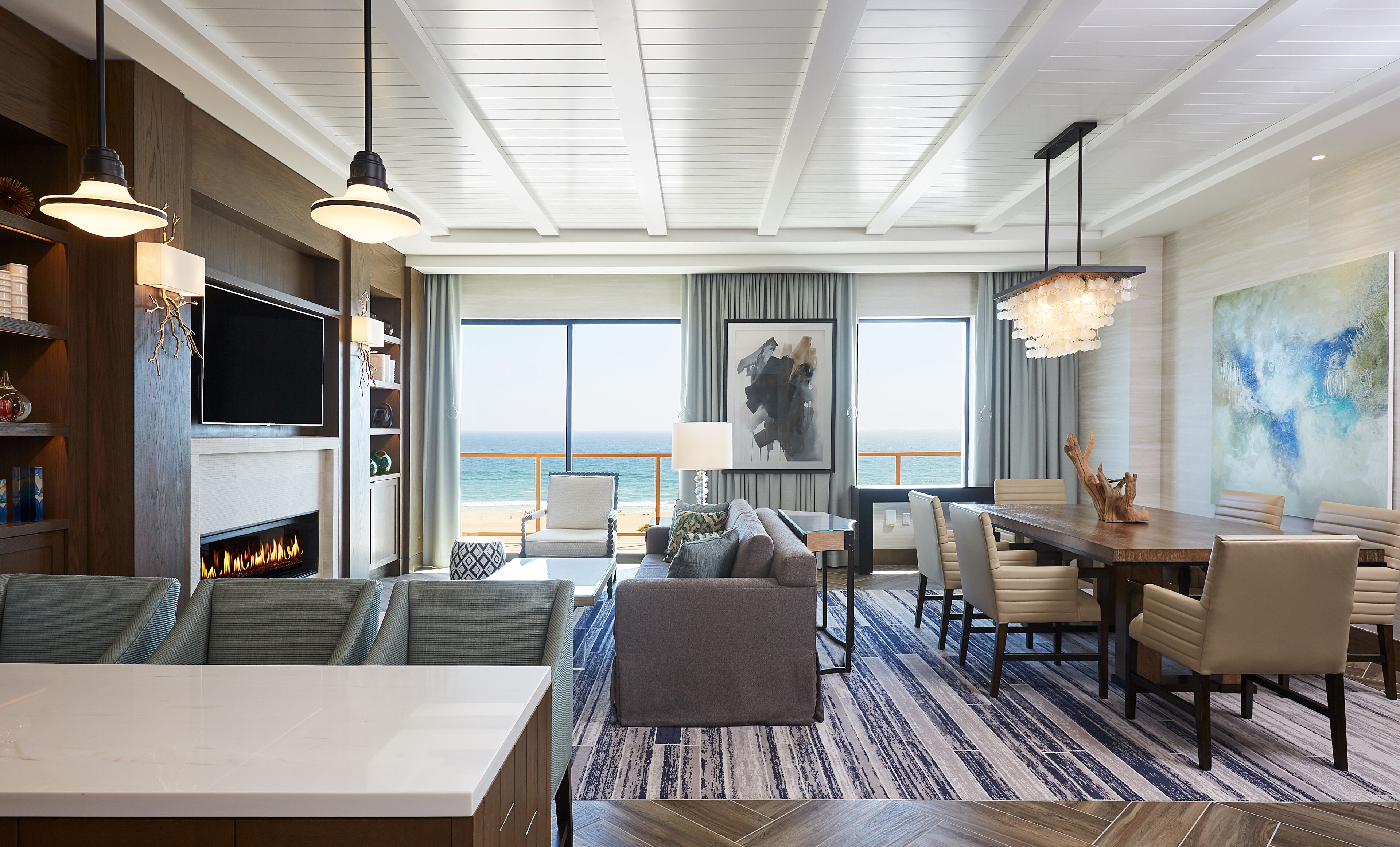 Een 42-inch flatscreentelevisie met kabelzenders en een televisie