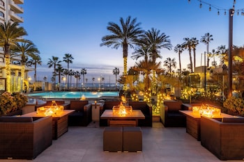 3 restaurants, breakfast, lunch, dinner served; Mexican cuisine at The Waterfront Beach Resort, A Hilton Hotel