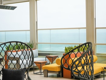 3 restaurants, breakfast, lunch, dinner served; Mexican cuisine at The Waterfront Beach Resort, A Hilton Hotel