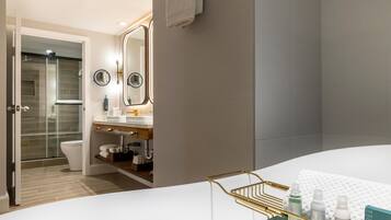 Ein modernes Badezimmer mit Dusche, Toilette und Waschbecken.