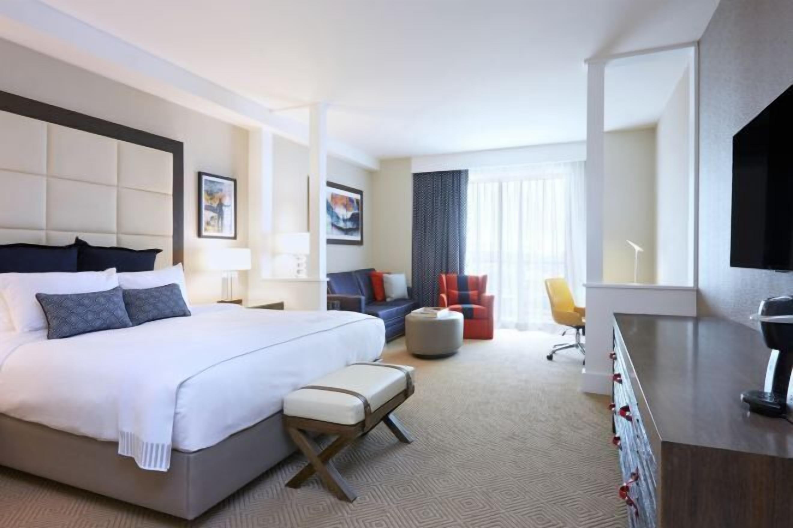 Sengetøy av topp kvalitet, senger med overmadrass og safe på rommet