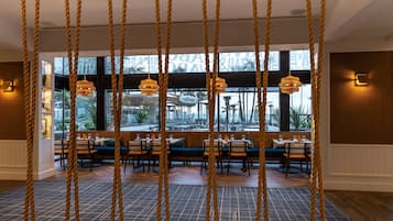2 bares/lounges, bar ao lado da piscina