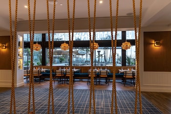 2 bars/lounges, poolside bar at The Waterfront Beach Resort, A Hilton Hotel